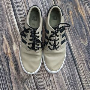 Mens size 10 Adidas Seeleys shoes